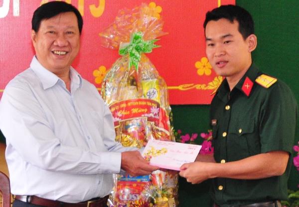 Lãnh đạo tỉnh: Thăm, tặng quà và chúc Tết các đơn vị lực lượng vũ trang